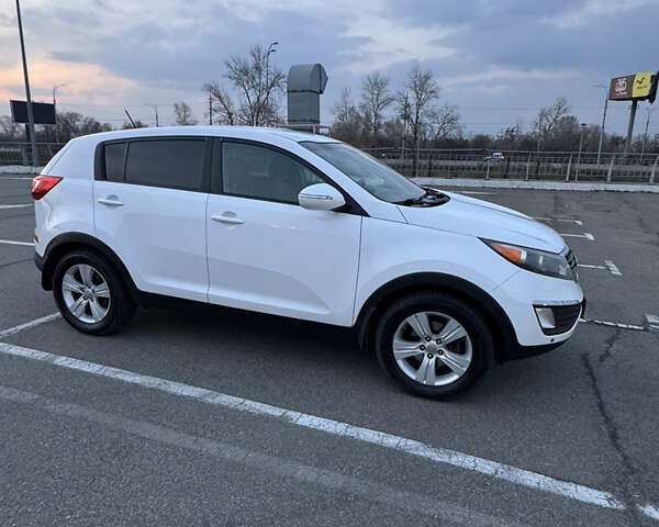 Білий Кіа Sportage, об'ємом двигуна 2.4 л та пробігом 265 тис. км за 10599 $, фото 5 на Automoto.ua