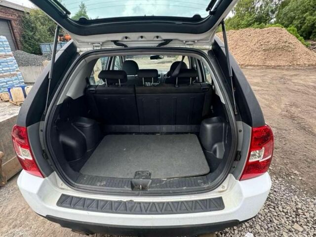 Білий Кіа Sportage, об'ємом двигуна 0 л та пробігом 150 тис. км за 4500 $, фото 3 на Automoto.ua