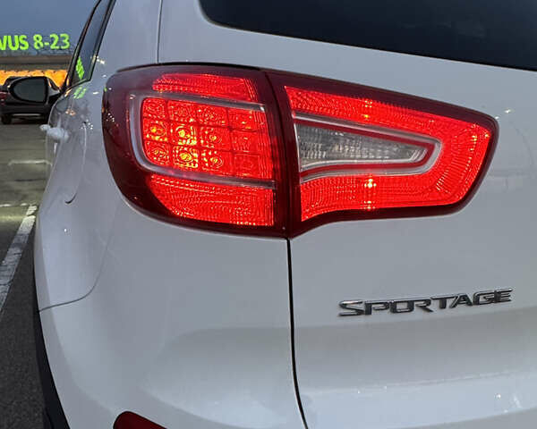 Білий Кіа Sportage, об'ємом двигуна 2.4 л та пробігом 265 тис. км за 10599 $, фото 9 на Automoto.ua
