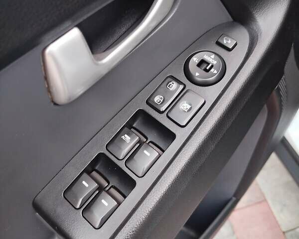 Белый Киа Sportage, объемом двигателя 1.58 л и пробегом 224 тыс. км за 11300 $, фото 17 на Automoto.ua