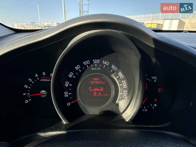 Білий Кіа Sportage, об'ємом двигуна 2 л та пробігом 258 тис. км за 13500 $, фото 9 на Automoto.ua