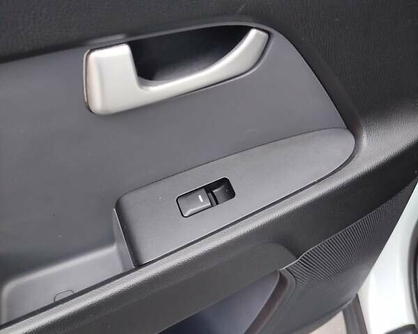 Белый Киа Sportage, объемом двигателя 1.58 л и пробегом 224 тыс. км за 11300 $, фото 18 на Automoto.ua