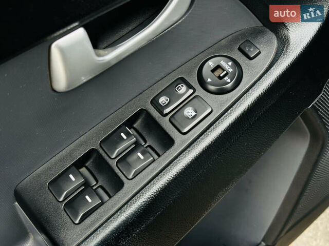 Белый Киа Sportage, объемом двигателя 2 л и пробегом 225 тыс. км за 12400 $, фото 26 на Automoto.ua