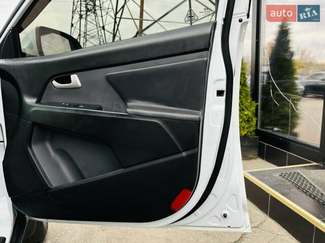 Белый Киа Sportage, объемом двигателя 2 л и пробегом 225 тыс. км за 12400 $, фото 25 на Automoto.ua