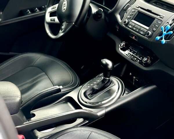 Білий Кіа Sportage, об'ємом двигуна 2 л та пробігом 183 тис. км за 12900 $, фото 16 на Automoto.ua