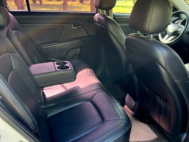 Білий Кіа Sportage, об'ємом двигуна 2 л та пробігом 183 тис. км за 12400 $, фото 8 на Automoto.ua