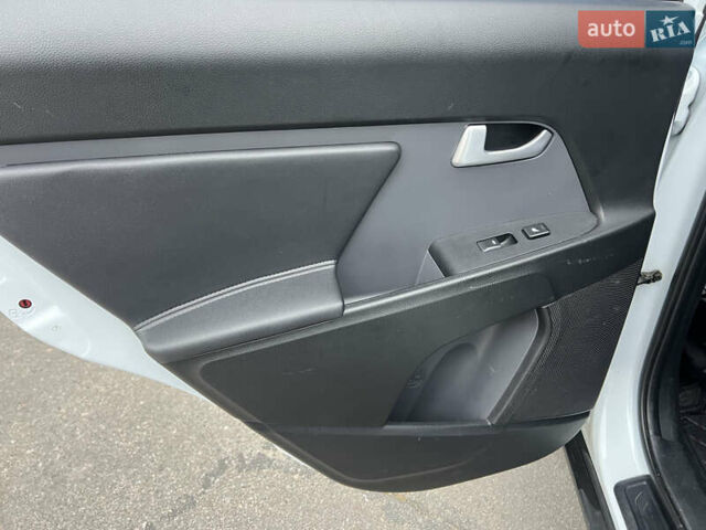 Белый Киа Sportage, объемом двигателя 2 л и пробегом 135 тыс. км за 12999 $, фото 11 на Automoto.ua