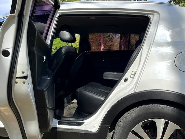 Білий Кіа Sportage, об'ємом двигуна 2 л та пробігом 183 тис. км за 12400 $, фото 3 на Automoto.ua