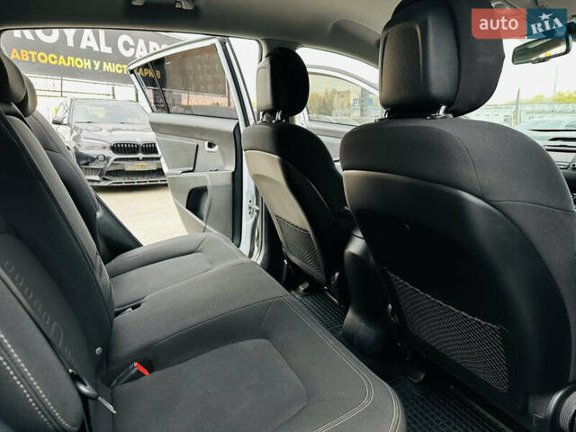 Белый Киа Sportage, объемом двигателя 2 л и пробегом 225 тыс. км за 12400 $, фото 18 на Automoto.ua