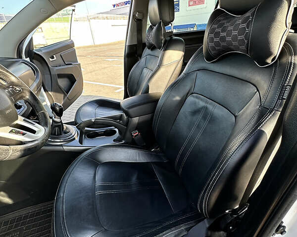 Білий Кіа Sportage, об'ємом двигуна 2 л та пробігом 258 тис. км за 13500 $, фото 16 на Automoto.ua