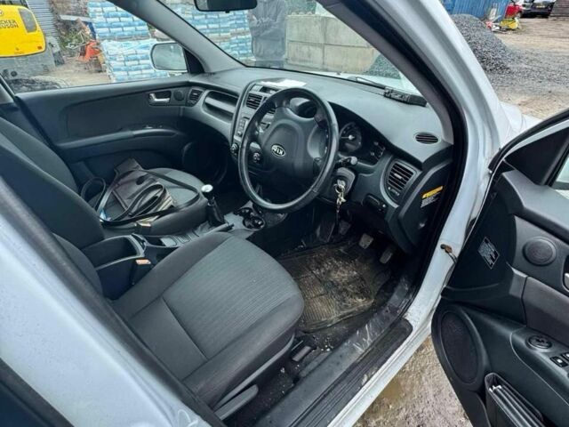 Білий Кіа Sportage, об'ємом двигуна 0 л та пробігом 150 тис. км за 4500 $, фото 1 на Automoto.ua