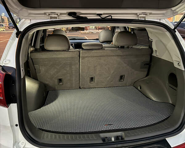 Білий Кіа Sportage, об'ємом двигуна 2.4 л та пробігом 265 тис. км за 10599 $, фото 21 на Automoto.ua