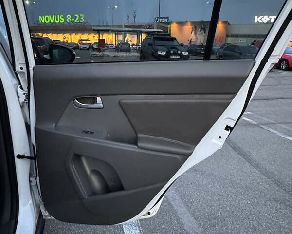 Білий Кіа Sportage, об'ємом двигуна 2.4 л та пробігом 265 тис. км за 10599 $, фото 11 на Automoto.ua