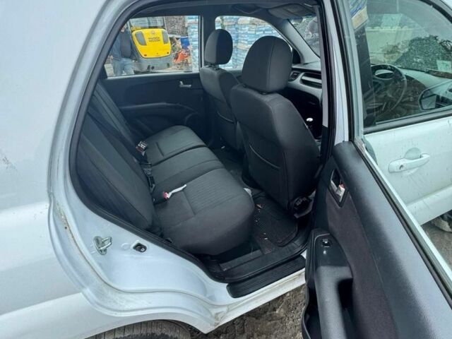 Білий Кіа Sportage, об'ємом двигуна 0 л та пробігом 150 тис. км за 4500 $, фото 2 на Automoto.ua