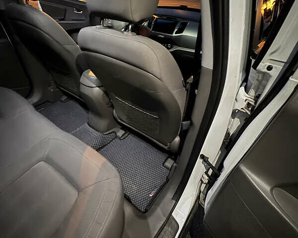 Білий Кіа Sportage, об'ємом двигуна 2.4 л та пробігом 265 тис. км за 10599 $, фото 28 на Automoto.ua