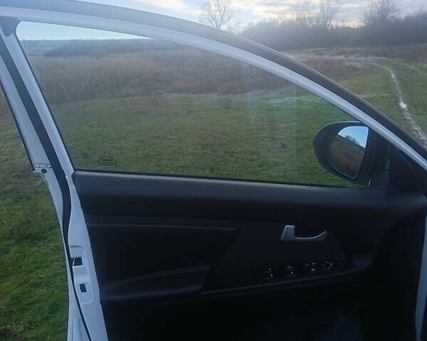 Білий Кіа Sportage, об'ємом двигуна 2 л та пробігом 173 тис. км за 11000 $, фото 5 на Automoto.ua