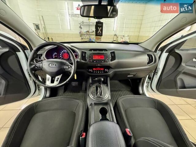Білий Кіа Sportage, об'ємом двигуна 2 л та пробігом 161 тис. км за 11499 $, фото 34 на Automoto.ua