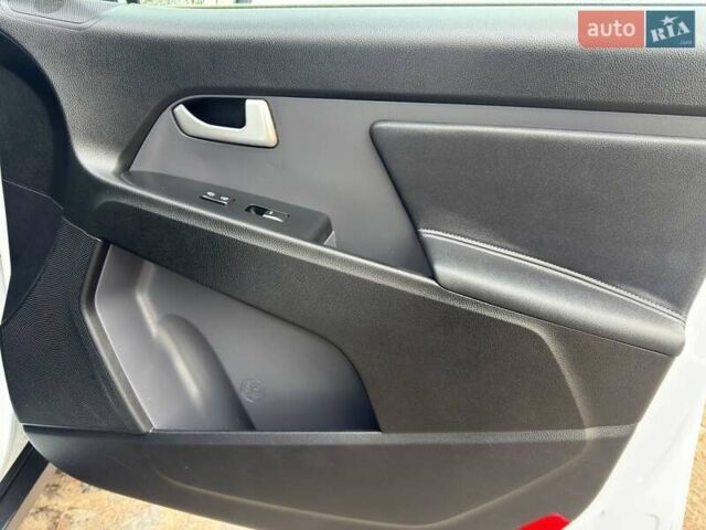 Білий Кіа Sportage, об'ємом двигуна 1.69 л та пробігом 194 тис. км за 10995 $, фото 34 на Automoto.ua