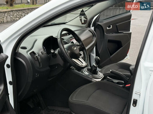 Білий Кіа Sportage, об'ємом двигуна 1.7 л та пробігом 98 тис. км за 13950 $, фото 60 на Automoto.ua