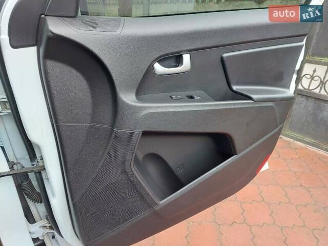 Белый Киа Sportage, объемом двигателя 1.69 л и пробегом 170 тыс. км за 11999 $, фото 10 на Automoto.ua