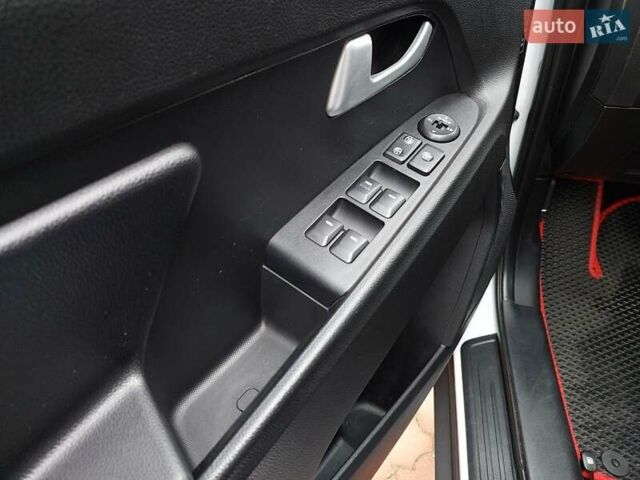 Белый Киа Sportage, объемом двигателя 1.69 л и пробегом 170 тыс. км за 11999 $, фото 12 на Automoto.ua