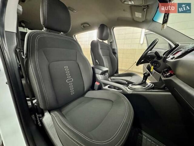 Білий Кіа Sportage, об'ємом двигуна 2 л та пробігом 161 тис. км за 11499 $, фото 28 на Automoto.ua