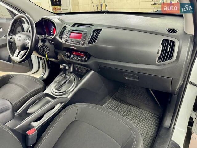 Білий Кіа Sportage, об'ємом двигуна 2 л та пробігом 161 тис. км за 11499 $, фото 32 на Automoto.ua