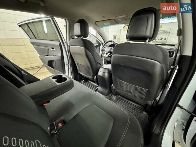 Білий Кіа Sportage, об'ємом двигуна 2 л та пробігом 161 тис. км за 11499 $, фото 29 на Automoto.ua