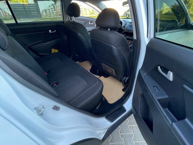 Білий Кіа Sportage, об'ємом двигуна 1.7 л та пробігом 201 тис. км за 11500 $, фото 8 на Automoto.ua