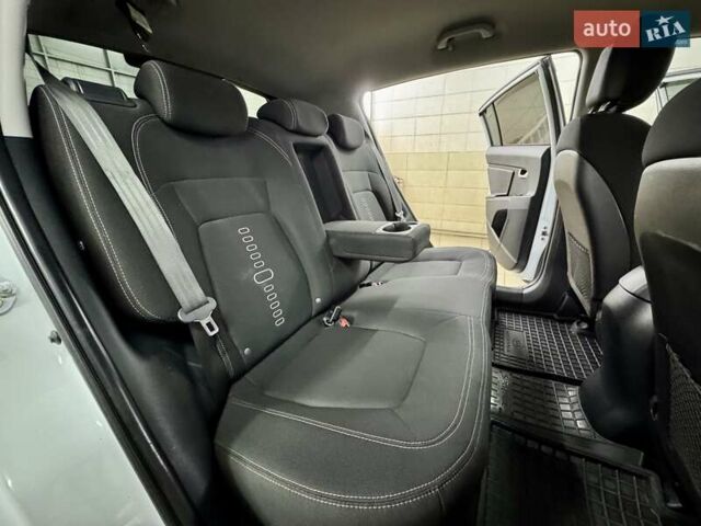 Білий Кіа Sportage, об'ємом двигуна 2 л та пробігом 161 тис. км за 11499 $, фото 24 на Automoto.ua