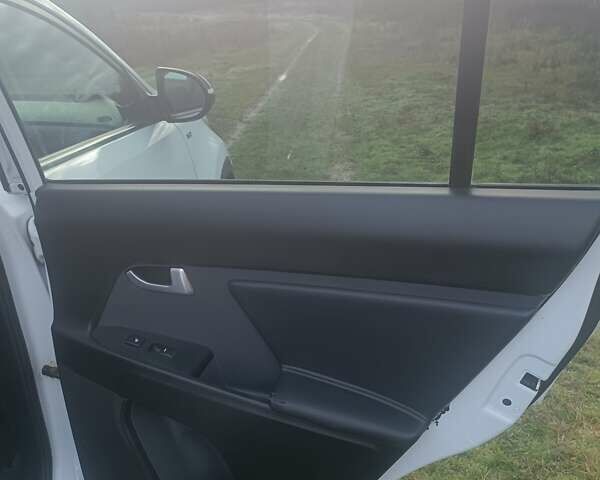 Білий Кіа Sportage, об'ємом двигуна 2 л та пробігом 173 тис. км за 11000 $, фото 10 на Automoto.ua