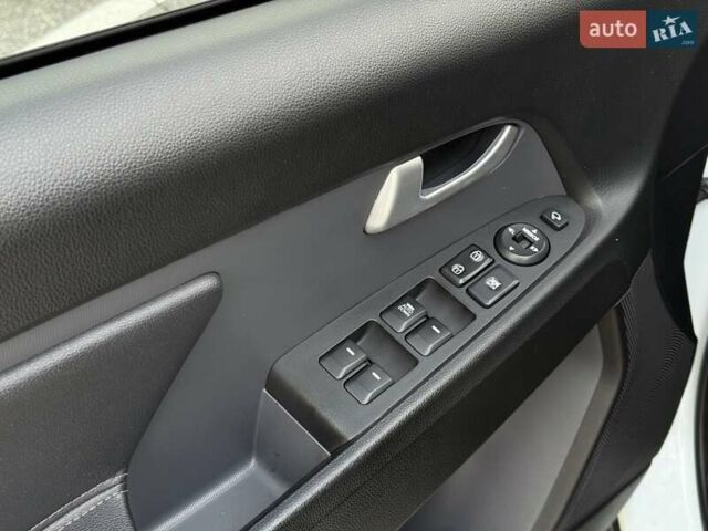 Белый Киа Sportage, объемом двигателя 2 л и пробегом 161 тыс. км за 10900 $, фото 27 на Automoto.ua