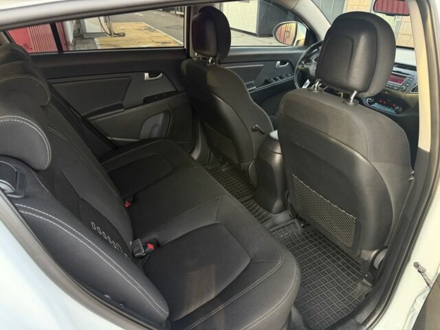 Білий Кіа Sportage, об'ємом двигуна 2 л та пробігом 161 тис. км за 10900 $, фото 20 на Automoto.ua