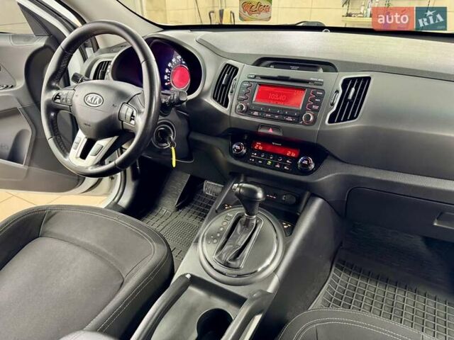Білий Кіа Sportage, об'ємом двигуна 2 л та пробігом 161 тис. км за 11499 $, фото 30 на Automoto.ua