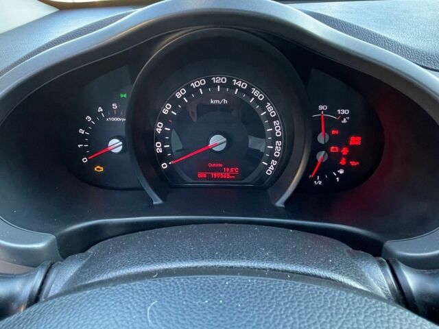 Білий Кіа Sportage, об'ємом двигуна 1.7 л та пробігом 201 тис. км за 11500 $, фото 9 на Automoto.ua