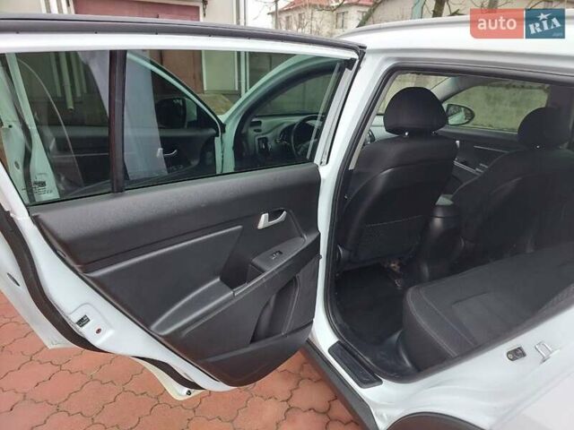 Белый Киа Sportage, объемом двигателя 1.69 л и пробегом 170 тыс. км за 11999 $, фото 1 на Automoto.ua