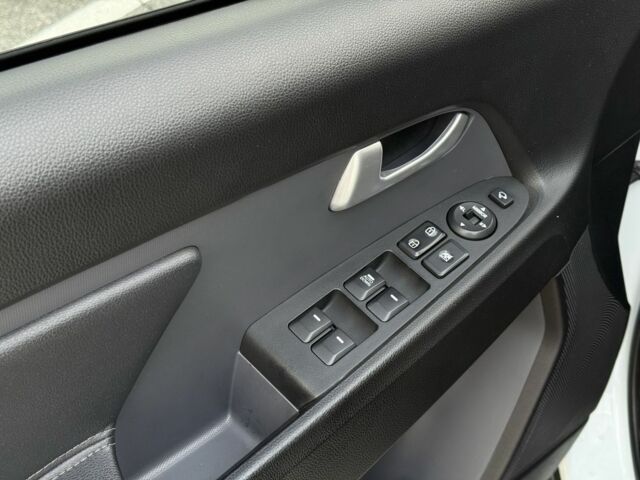 Білий Кіа Sportage, об'ємом двигуна 2 л та пробігом 161 тис. км за 10900 $, фото 13 на Automoto.ua