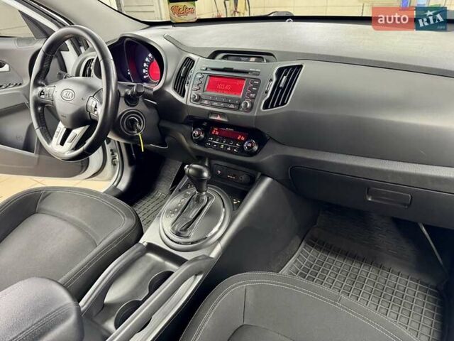 Білий Кіа Sportage, об'ємом двигуна 2 л та пробігом 161 тис. км за 11499 $, фото 31 на Automoto.ua