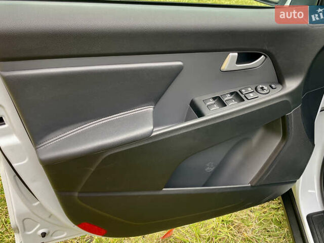 Белый Киа Sportage, объемом двигателя 2 л и пробегом 129 тыс. км за 15900 $, фото 13 на Automoto.ua