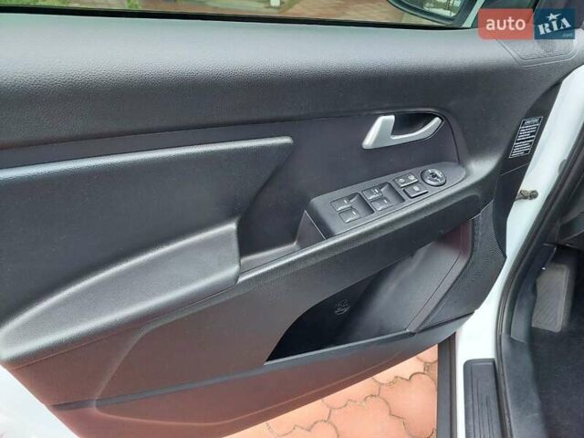 Белый Киа Sportage, объемом двигателя 1.69 л и пробегом 170 тыс. км за 11999 $, фото 15 на Automoto.ua