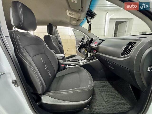 Білий Кіа Sportage, об'ємом двигуна 2 л та пробігом 161 тис. км за 11499 $, фото 27 на Automoto.ua