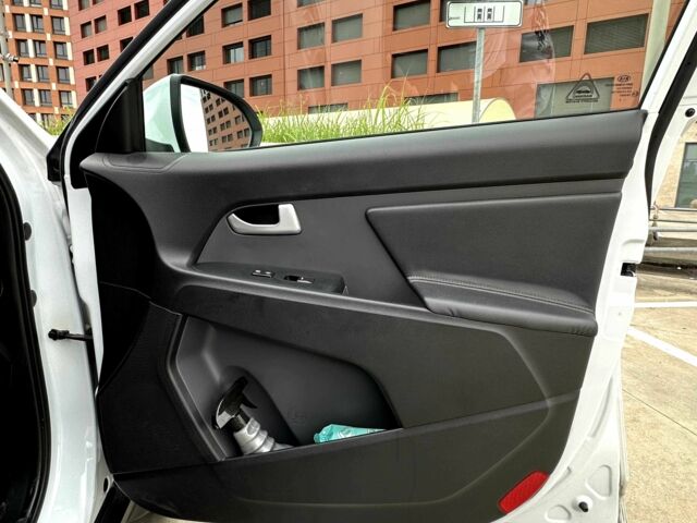 Білий Кіа Sportage, об'ємом двигуна 2 л та пробігом 164 тис. км за 12000 $, фото 2 на Automoto.ua