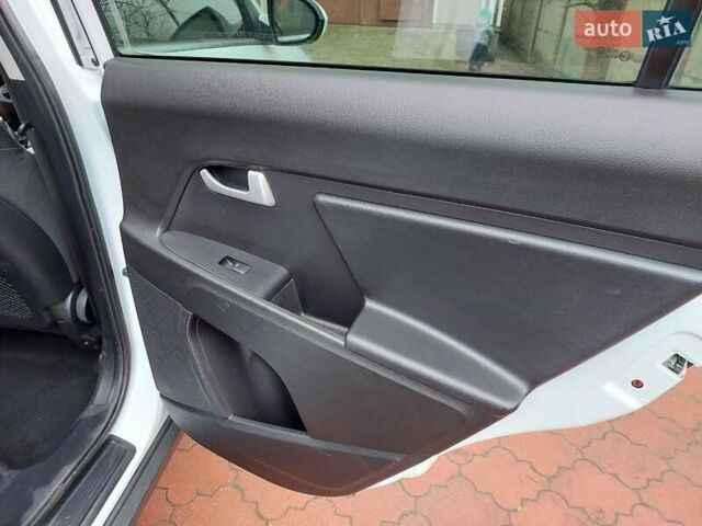 Белый Киа Sportage, объемом двигателя 1.69 л и пробегом 170 тыс. км за 11999 $, фото 11 на Automoto.ua