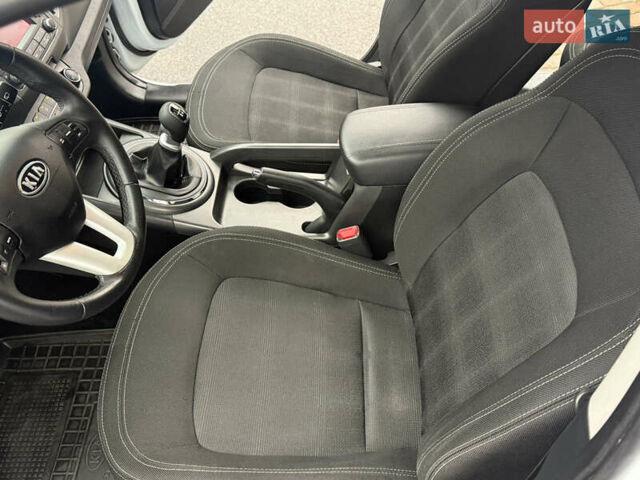 Білий Кіа Sportage, об'ємом двигуна 1.7 л та пробігом 98 тис. км за 13950 $, фото 54 на Automoto.ua