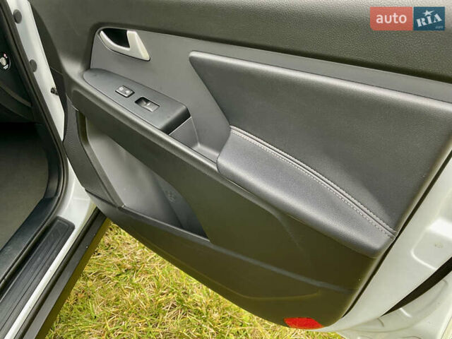 Белый Киа Sportage, объемом двигателя 2 л и пробегом 129 тыс. км за 15900 $, фото 20 на Automoto.ua