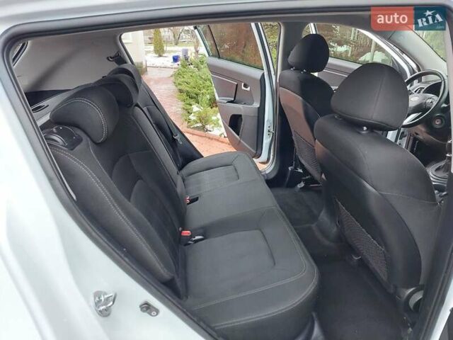 Белый Киа Sportage, объемом двигателя 1.69 л и пробегом 170 тыс. км за 11999 $, фото 3 на Automoto.ua