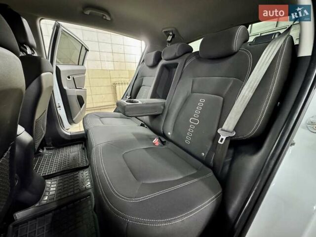 Білий Кіа Sportage, об'ємом двигуна 2 л та пробігом 161 тис. км за 11499 $, фото 21 на Automoto.ua