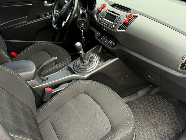 Білий Кіа Sportage, об'ємом двигуна 2 л та пробігом 53 тис. км за 13800 $, фото 6 на Automoto.ua