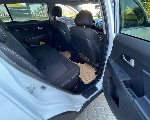 Белый Киа Sportage, объемом двигателя 1.69 л и пробегом 205 тыс. км за 11500 $, фото 8 на Automoto.ua