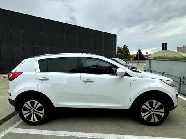 Білий Кіа Sportage, об'ємом двигуна 2 л та пробігом 164 тис. км за 12000 $, фото 1 на Automoto.ua